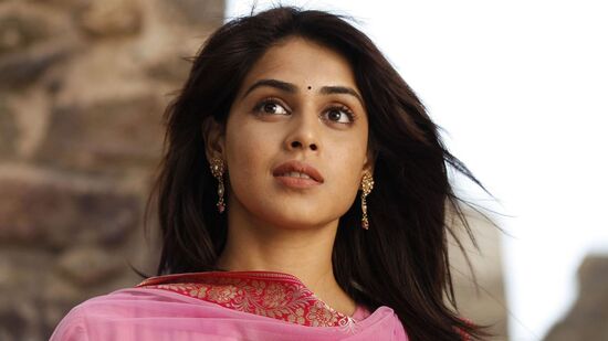 'சினிமாவில் 10, 12 மணி நேரம் வேலை செய்வது கஷ்டம் தான் ஆனால் செய்ய முடியாதது அல்ல..' ஜெனிலியா சொல்வது என்ன?