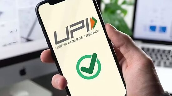 உங்கள் UPI PIN-ஐ அந்நியர்களிடம் ஒருபோதும் வெளிப்படுத்தாதீர்கள். எந்த வங்கி அதிகாரியோ அல்லது UPI செயலி ஆதரவு குழுவோ உங்களிடம் OTP, PIN அல்லது கடவுச்சொல்லைக் கேட்க மாட்டார்கள். வங்கி அல்லது வாடிக்கையாளர் ஆதரவிலிருந்து வந்ததாகக் கூறி யாராவது உங்களிடம் PIN-ஐக் கேட்டால், அது ஒரு மோசடி என்பதைப் புரிந்து கொள்ளுங்கள்.