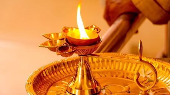 வியாழக்கிழமை வாழை மரத்தடியில் தீபம் ஏற்றுங்கள். ஓம் நமோ பகவதே வாசுதேவாய என்ற மந்திர மாலையை ஜபிக்கவும். இந்த தீர்வு ஆசைகளை நிறைவேற்றுகிறது மற்றும் நிதி தடைகளை நீக்குகிறது. தீபம் ஏற்றும் போது பயபக்தியைக் கடைபிடியுங்கள்.