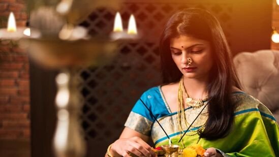 மஞ்சள் ஆடை மற்றும் தானம் - வியாழக்கிழமை அன்று வாழை மரத்திற்கு மஞ்சள் வஸ்திரம் அணிந்து வழிபடவும். மஞ்சள் நிறம் வியாழனைக் குறிக்கிறது. வழிபாடு செய்த பின் 11 வாழைப்பழங்களை ஏழைகளுக்கு தானம் செய்யுங்கள். இந்த தீர்வு செழிப்பைக் கொண்டுவருகிறது மற்றும் வியாழன் கிரகத்தின் குறைபாடுகளை குறைக்கிறது.