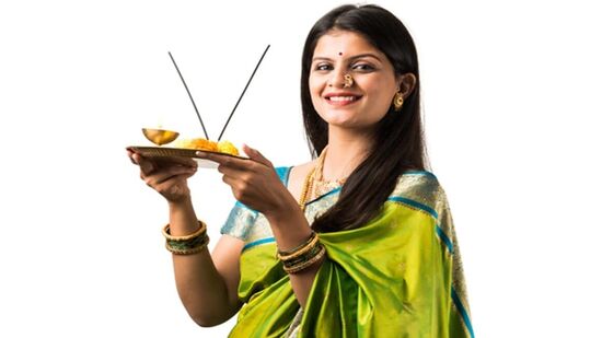 வேரை பாதுகாப்பாக வைக்கவும் - வாழை வேரை கங்கை நீரில் சுத்திகரித்து மஞ்சள் நூலில் கட்டவும். வியாழக்கிழமை அதை பாதுகாப்பான அல்லது பண இடத்தில் வைக்கவும். இந்த தீர்வு நிதி கட்டுப்பாடுகளை நீக்குகிறது மற்றும் செல்வம் குவிக்க உதவுகிறது. இதை தவறாமல் வழிபட்டு பயபக்தியை கடைபிடியுங்கள்.