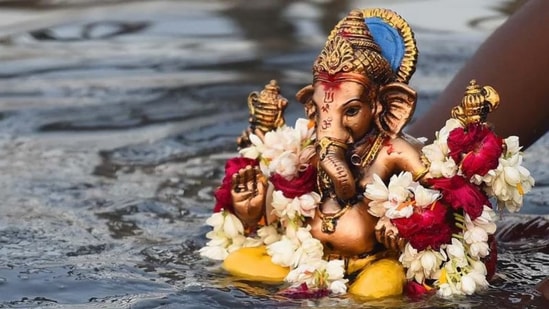 கணேஷ் சாலிசா பாராயணம்: புதன்கிழமைகளில் கணேஷ் சாலிசா பாராயணம் செய்வது மன அழுத்தத்தைக் குறைக்க உதவுகிறது மற்றும் வாழ்க்கையில் நேர்மறையைக் கொண்டுவருகிறது.