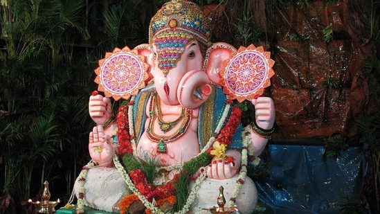 விநாயகப் பெருமானின் முன் மந்திரத்தை உச்சரிப்பது அவருடைய ஆசிகளைப் பெறுகிறது.