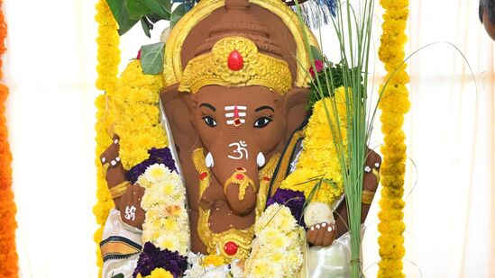 மோதக்கம் வழங்குதல்: புதன்கிழமை விநாயகப் பெருமானை வழிபட்டு, இந்தப் பூஜையின் போது மோதகம் வழங்குவது நிதிப் பிரச்சினைகளைத் தீர்க்கும் என்று ஒரு மத நம்பிக்கை உள்ளது.