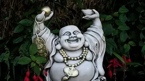 யாராவது உங்களுக்கு சிரிக்கும் புத்தரைக் கொடுத்தால், அதன் சக்தி அதிகரிக்கிறது. சிரிக்கும் புத்தரை வைக்கும்போது, புத்தரின் இடுப்பு சுவரைத் தொட வேண்டும் என்பதை நினைவில் கொள்ளுங்கள். இது வீட்டில் சண்டைகள் குறைத்து பணப்புழக்கத்தை அதிகரிக்க உதவுகிறது.