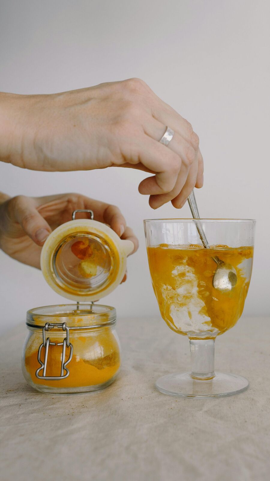 மஞ்சள் தண்ணீரை ஏன் குடிக்க வேண்டும் தெரியுமா? இந்த காரணங்களை தெரிஞ்சுக்கோங்க!