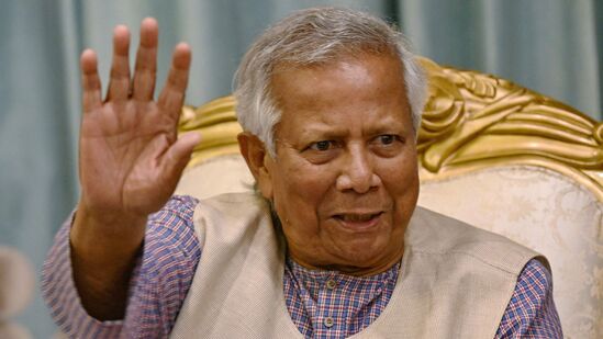 முன்னதாக, வெளிநாட்டில் பதுக்கி வைக்கப்பட்டுள்ள பணத்தை மீண்டும் கொண்டு வருவது குறித்து விவாதிக்க, பிரிட்டிஷ் பிரதமர் கெய்ர் ஸ்டார்மரை சந்திக்க முகமது யூனுஸ் விரும்பினார். இருப்பினும், ஸ்டார்மர் யூனுஸை சந்திக்கவில்லை. இதற்கிடையில், ஹசீனா அரசாங்கத்தின் போது வங்கதேசத்திலிருந்து 16 பில்லியன் டாலர்கள் பணமோசடி செய்யப்பட்டதாக யூனுஸின் அரசாங்கம் கூறியது. இருப்பினும், அந்த நேரத்தில், வங்கதேசத்தினர் சுவிஸ் வங்கிகளில் அதிக பணத்தை டெபாசிட் செய்யவில்லை. இருப்பினும், யூனுஸின் காலத்தில், டெபாசிட் செய்யப்பட்ட பணத்தின் அளவு வியத்தகு அளவில் அதிகரித்தது.