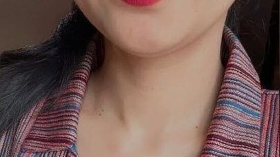 ஜாக்கெட் நெக்லைன் - பொதுவாக இந்த காலர்கள் ஜாக்கெட் அல்லது பிளேசரில் இருக்கும். ஆனால், இவற்றை குர்தாவில் தைத்து வித்தியாசமான லுக் கொடுக்கலாம். (பட ஆதாரம்- Pintrest)