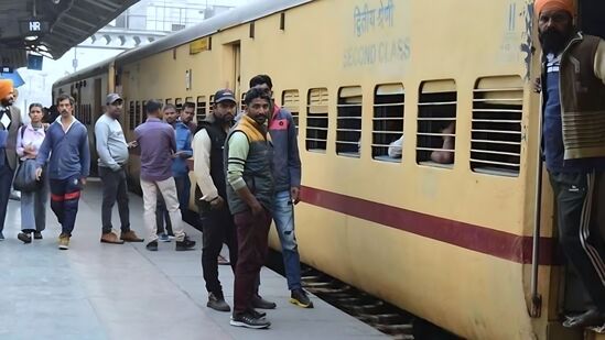 இனி ஈஸியா கிடைக்கும் கன்பார்ம் டிக்கெட்.. வெயிட்டிங் லிஸ்ட்க்கான டிக்கெட் வரம்பு 25% ஆக குறைப்பு! ரயில்வே புதிய திட்டம் இனி ஈஸியா கிடைக்கும் கன்பார்ம் டிக்கெட்.. வெயிட்டிங் லிஸ்ட்க்கான டிக்கெட் வரம்பு 25% ஆக குறைப்பு! ரயில்வே புதிய திட்டம்