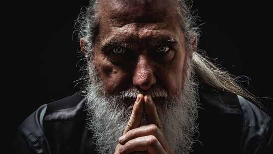 சாமுத்திரிகா சாஸ்திரத்தின்படி மனித உடலின் அங்கங்களை வைத்து, ஒருவரின் குணம், எதிர்காலம் போன்றவற்றை அறிந்து கொள்ளலாம். ஒருவரின் பல்வேறு உடல் பாகங்களின் வடிவத்தைப் பார்த்து அவரது ஆளுமை மற்றும் எதிர்காலம் தீர்மானிக்கப்படுகிறது. அதேபோல், ஒருவரின் மூக்கின் வடிவம் அந்த நபர் உண்மையில் எப்படிப்பட்டவர் என்பதைக் கூற முடியும். அவர் தனது தனிப்பட்ட வாழ்க்கையில் எப்படிப்பட்டவர், அவரது எதிர்காலம் எப்படி இருக்கலாம்