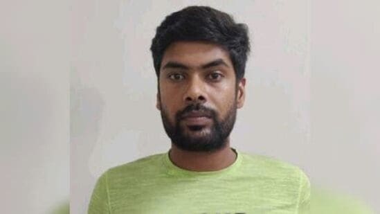 டெல்லியில் உள்ள இந்திய கடற்படை தலைமையகத்தில் பணியாற்றிய ஊழியர் ஒருவர் உளவு பார்த்ததாக கைது செய்யப்பட்டுள்ளார். கைது செய்யப்பட்ட நபர் ஆபரேஷன் சிந்தூர் உட்பட பாகிஸ்தானின் இன்டர்-சர்வீசஸ் இன்டலிஜென்ஸ் (ஐ.எஸ்.ஐ) க்கு முக்கியமான பாதுகாப்பு தகவல்களை கசியவிட்டதாக புலனாய்வாளர்கள் கூறினர்.  