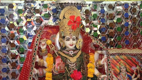 ஜோதிடத்தின்படி, தேவியை வழிபடும் பக்தர் வாழ்க்கையில் பல வெற்றிகளைப் பெறுகிறார். பக்தரின் துக்கங்கள் நீங்கி மகிழ்ச்சி மேலோங்கும். சில ராசிக்காரர்களுக்கு மட்டுமே துர்கா தேவி சிறப்பு ஆசிகளை வழங்குகிறார். அந்த ராசிக்காரர்கள் எப்போதும் தேவியின் ஆசிகளால் மகிழ்ச்சியாக இருப்பார்கள்.