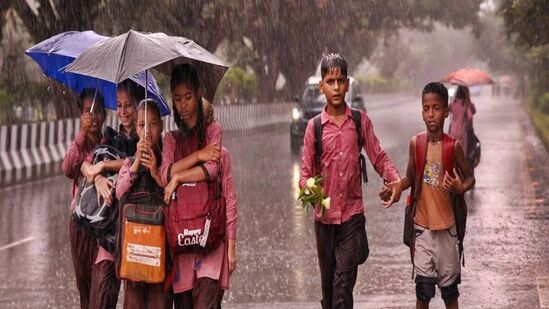 கனமழை காரணமாக வால்பாறையில் பள்ளிகளுக்கு விடுமுறை கனமழை காரணமாக வால்பாறையில் பள்ளிகளுக்கு விடுமுறை