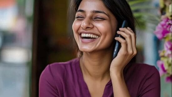 ஜியோவின் ரூ.3599 திட்டம் - இந்த திட்டத்தில் நீங்கள் 365 நாட்கள் செல்லுபடியாகும். இந்த திட்டம் ஒவ்வொரு நாளும் 2.5 ஜிபி டேட்டாவை வழங்குகிறது. இதில், நீங்கள் வரம்பற்ற அழைப்பு மற்றும் தினமும் 100 இலவச எஸ்எம்எஸ் ஆகியவற்றைப் பெறுவீர்கள்.