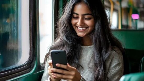 ஜியோவின் ரூ.2025 திட்டம் - இந்த ஜியோ திட்டத்தின் செல்லுபடியாகும் காலம் 200 நாட்கள். இந்த திட்டத்தில், இணைய பயன்பாட்டிற்காக தினமும் 2.5 ஜிபி டேட்டாவைப் பெறுவீர்கள். இந்த திட்டம் வரம்பற்ற அழைப்பு சலுகைகளுடன் வருகிறது. 