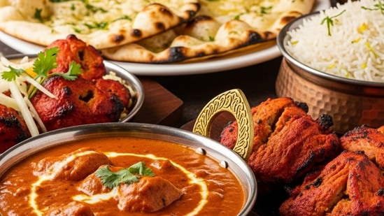 உணவுப் பொருட்கள் - வீட்டில் உணவைத் திறந்து வைக்கக் கூடாது என்று வாஸ்து நிபுணர்கள் கூறுகிறார்கள். அவ்வாறு செய்வது அன்னபூர்ணா தேவியின் ஆசியைப் பெறாது என்று அவர்கள் கூறுகிறார்கள். இது வீட்டில் உணவுப் பிரச்சினைகளையும் பணப் பற்றாக்குறையையும் உருவாக்கும் என்று அவர்கள் கூறுகிறார்கள்.