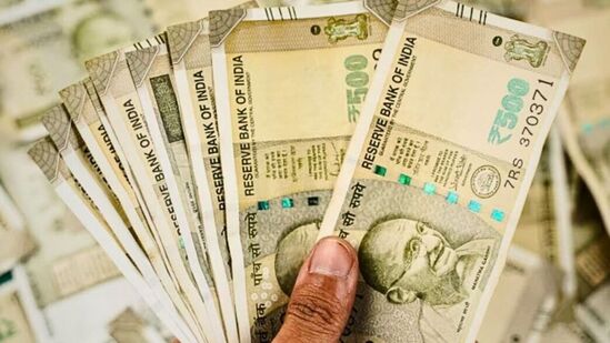 இணையம் இல்லாமல் PF இருப்பை அறிந்து கொள்ளுங்கள்- EPFO இப்போது PF இருப்பை சரிபார்க்க மிகவும் எளிதாக்கியுள்ளது. உங்களிடம் ஸ்மார்ட்போன் அல்லது இணையம் இல்லாவிட்டாலும், தவறவிட்ட அழைப்புகள், எஸ்எம்எஸ் அல்லது வாட்ஸ்அப் உதவியுடன் பிஎஃப் இருப்பை சரிபார்க்கலாம். தொழில்நுட்பத்திற்கு அதிகம் பழக்கமில்லாத ஊழியர்களுக்கு இந்த அம்சம் மிகவும் பயனுள்ளதாக இருக்கும்.