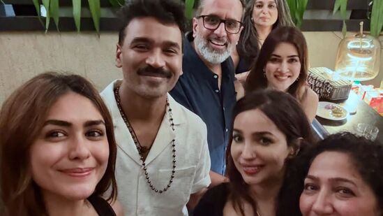 பாலிவுட் படம் பினிஷ்..பார்டி மோடில் தனுஷ்..! உடன் இருக்கும் ஹீரோயின்கள் யாரெல்லாம் பாருங்க பாலிவுட் படம் பினிஷ்..பார்டி மோடில் தனுஷ்..! உடன் இருக்கும் ஹீரோயின்கள் யாரெல்லாம் பாருங்க