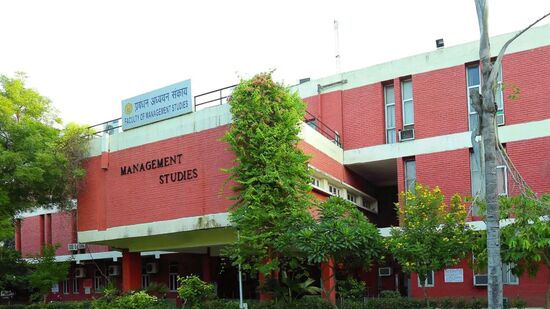 அதே நேரத்தில், டெல்லி பல்கலைக்கழகத்தின் கீழ் உள்ள மேலாண்மை ஆய்வுகள் துறை (FMS டெல்லி) இரண்டு ஆண்டு முழுநேர MBA திட்டத்தையும் வழங்குகிறது, இதற்கு சுமார் ரூ .12.45 லட்சம் செலவாகும். சேர்க்கைக்கு, அங்கீகரிக்கப்பட்ட பல்கலைக்கழகத்தில் பட்டப்படிப்பில் 50% மதிப்பெண்கள் மற்றும் CAT தேர்வு மதிப்பெண் அடிப்படையில் நேர்காணல் உள்ளது. இங்குள்ள தொகுப்பு 34-35 லட்சம் என்று கூறப்படுகிறது.