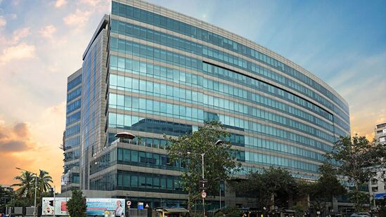 NMIMS மும்பை - இறுதியாக, NMIMS மும்பையைப் பற்றி பார்க்கலாம், எனவே MBA மற்றும் MBA-HR படிப்புக்கான கட்டணம் சுமார் ரூ.12.5 லட்சம். சேர்க்கைக்கு, ஒருவர் NMAT தேர்வு மற்றும் நேர்காணலில் தேர்ச்சி பெற வேண்டும். இரண்டு வருட பணி அனுபவம் நன்மை பயக்கும் என்று கருதப்படுகிறது, ஆனால் கட்டாயமில்லை. வேலையைப் பற்றி பேசுகையில், ஆண்டுக்கு ரூ .18-20 லட்சம் தொகுப்பு உள்ளது.