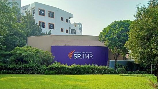 SPJIMR மும்பை - SPJIMR மும்பையின் PGDM திட்டமும் மிகவும் பிரபலமானது. இதன் கட்டணம் ரூ.22.50 லட்சம் மற்றும் சேர்க்கை CAT அல்லது GMAT மதிப்பெண் மூலம் செய்யப்படுகிறது. 5 ஆண்டுகள் வரை அனுபவம் உள்ள புதிய பட்டதாரிகள் மற்றும் நிபுணர்கள் இதற்கு விண்ணப்பிக்கலாம். பல அறிக்கைகளின்படி, இங்கு சராசரி தொகுப்பு ரூ.25 லட்சம்.