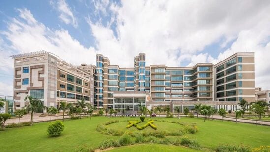 XLRI ஜாம்ஷெட்பூர் - XLRI MBA உலகில் ஜாம்ஷெட்பூர் ஒரு பெரிய பெயர், அங்கு வணிக மேலாண்மை, HRM, லாஜிஸ்டிக்ஸ் போன்ற படிப்புகள் வழங்கப்படுகின்றன. இந்த இரண்டு ஆண்டு படிப்புக்கான ஆண்டு கட்டணம் சுமார் ரூ .15.3 லட்சம் மற்றும் இதற்கு 3 ஆண்டு பட்டப்படிப்பு தேவை. சுமார் 30 லட்சம் ரூபாய் மதிப்பிலான பேக்கேஜ் இங்கு கிடைப்பதாக தகவல்கள் தெரிவிக்கின்றன.