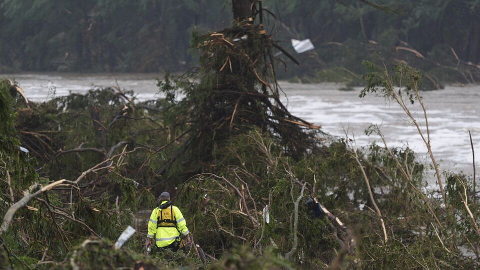 டெக்சாஸில் ஏற்பட்ட திடீர் வெள்ளத்தால் பாதிப்பு- 24 பேர் பலியான சோகம்