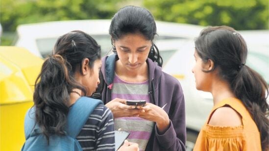 திருடப்பட்ட அல்லது தொலைந்து போன தொலைபேசியை திரும்பப் பெற நாம் என்ன செய்ய வேண்டும் என்பதை முதலில் தெரிந்து கொள்ளலாம். முதிலில் அருகில் உள்ள காவல் நிலையத்தில் FIR பதிவு செய்ய வேண்டும். அதன் நகலை போர்ட்டலில் பதிவேற்ற வேண்டும். உங்கள் மொபைலின் IMEI-ஐ குறித்து வைத்துக் கொள்ளுங்கள். உங்கள் கையில் தொலைபேசி இல்லையென்றால், அதை வாங்கும்போது பெறப்பட்ட பாக்ஸ், ரசீது அல்லது உங்கள்  தொலைத்தொடர்பு வழங்குநரிடமிருந்து IMEI எண்ணை எளிதாகக் கண்டுபிடிக்கலாம்