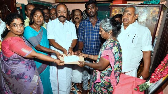 அஜித்குமார் குடும்பத்துக்கு நிவாரண நிதியை அளித்த அமைச்சர் பெரிய கருப்பன்! முழு விவரம் அஜித்குமார் குடும்பத்துக்கு நிவாரண நிதியை அளித்த அமைச்சர் பெரிய கருப்பன்! முழு விவரம்
