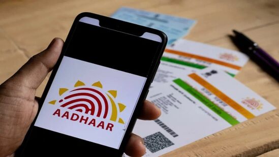 குழந்தைகளின் ஆதாரில் பயோமெட்ரிக் விவரங்களைப் புதுப்பிக்க, அருகிலுள்ள ஏதேனும் ஆதார் சேவா மையத்திற்கு செல்லவும், அங்கு குழந்தையின் புகைப்படம், கைரேகை மற்றும் கருவிழி புதுப்பிக்கப்படும்.