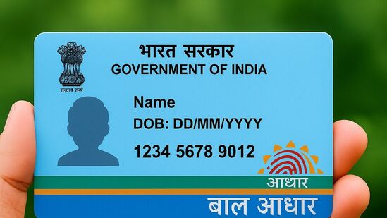 UIDAI சமீபத்தில் ஐந்து வயதுக்குட்பட்ட குழந்தைகளுக்கு ஒரு முக்கியமான எச்சரிக்கையை வெளியிட்டது, அவர்கள் 7 வயதிற்குள் தங்கள் பயோமெட்ரிக் தகவல்களை புதுப்பிக்க வேண்டும், இல்லையெனில் அவர்களின் ஆதார் எண்கள் செயலிழக்கப்படும்.