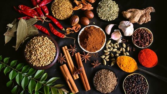 மூலிகைகள் மற்றும் மசாலாப் பொருட்கள்: மஞ்சள், இஞ்சி மற்றும் பெருஞ்சீரகம் உடலினுள் ஏற்படும் வீக்கம், அழற்சியை குறைத்து சீரான செரிமானத்துக்கு உதவுகிகின்றன