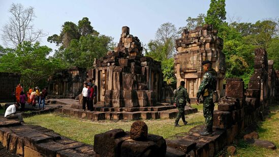 Thailand: கம்போடியாவும் தாய்லாந்தும் ஏன் சண்டையிடுகின்றன? சர்ச்சையின் மையத்தில் கோயில் வளாகம் Thailand: கம்போடியாவும் தாய்லாந்தும் ஏன் சண்டையிடுகின்றன? சர்ச்சையின் மையத்தில் கோயில் வளாகம்