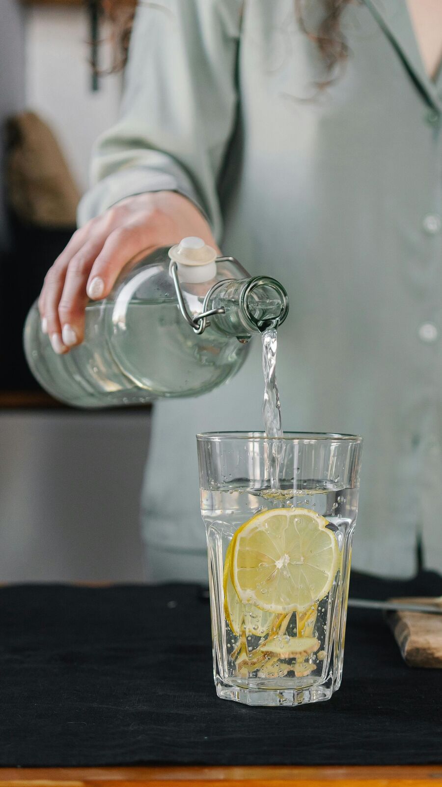 தினமும் காலையில் இஞ்சி தண்ணீர் குடித்தால் - அற்புதமான பலன்கள் கிடைக்கும்.