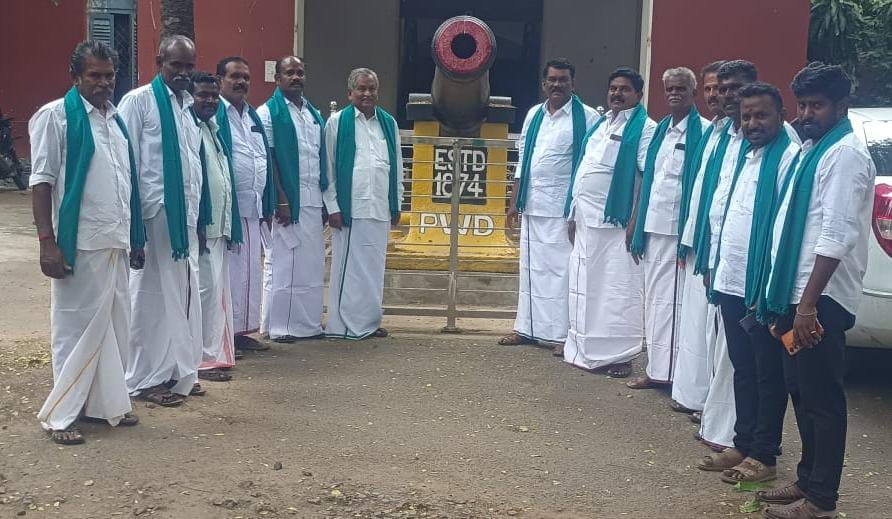 மனு அளிக்க வந்த விவசாயிகள்