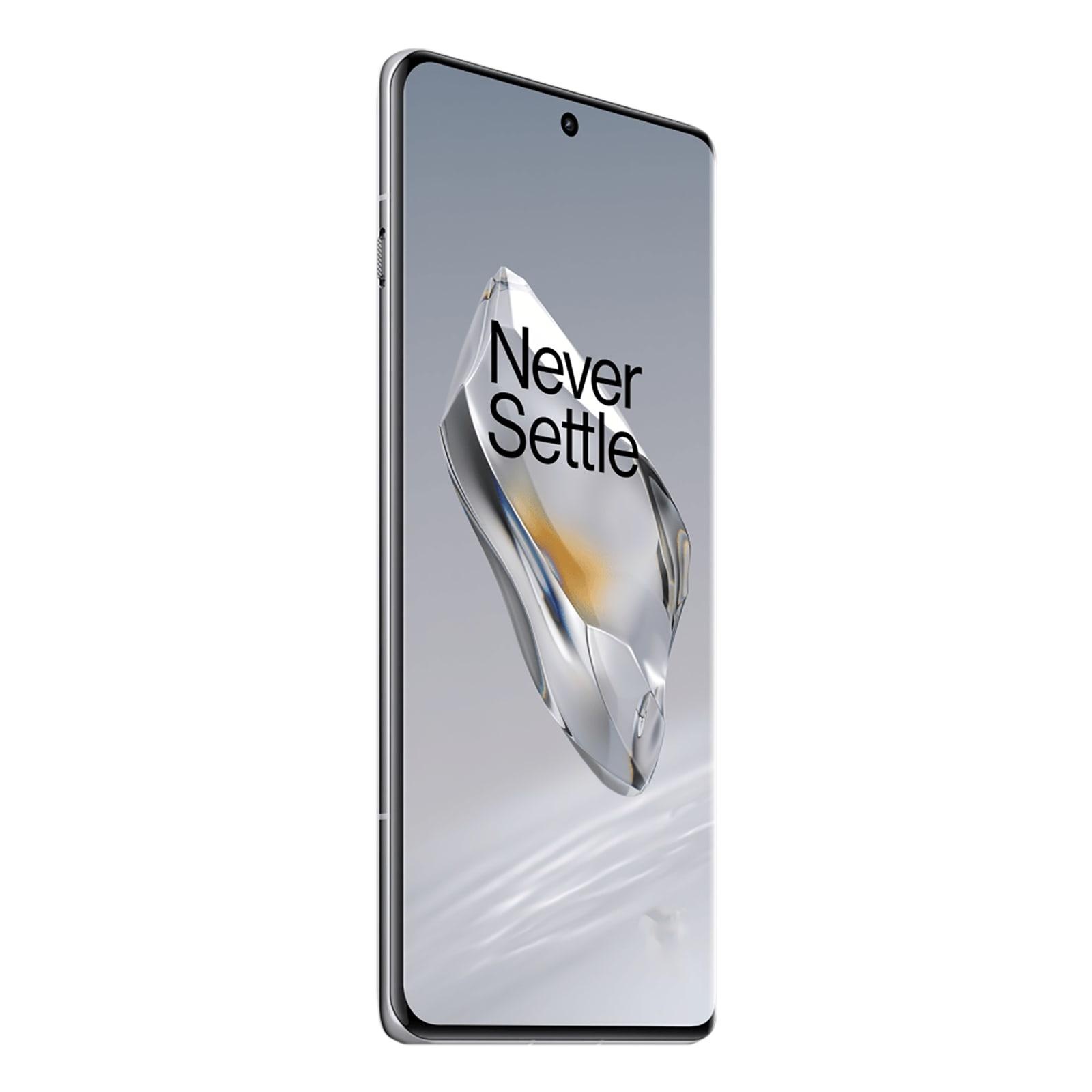 https://images.hindustantimes.com/tech/htmobile4/P37982/heroimage/151819-v6-oneplus-12-mobile-phone-large-1.jpg_OnePlus12_3