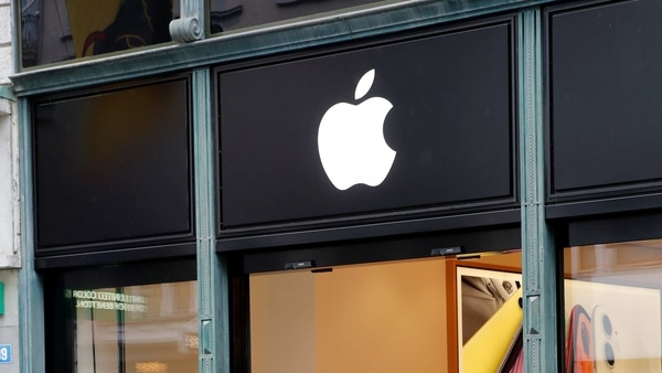 Staff members and clients wear protective masks in front of an Apple store, as Switzerland eases the lockdown measures during the spread of the coronavirus disease (COVID-19), in Zurich, Switzerland May 13, 2020. REUTERS/Arnd Wiegmann