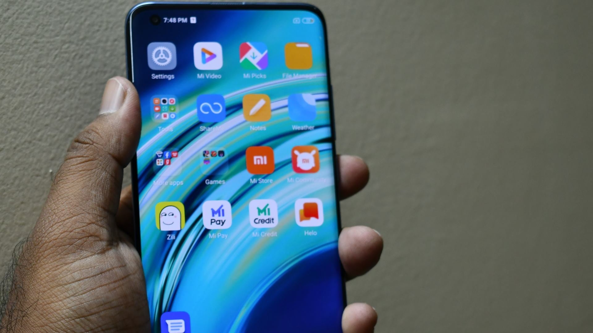 It has a 6.67-inch 3D Curved E3 AMOLED display with 90Hz refresh rate, full HD+ resolution, HDR 10+ support, and 1120 nits peak brightness.