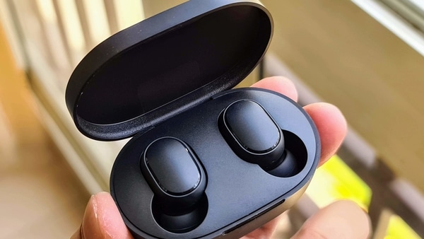 Redmi Earbuds S is priced at  <span class='webrupee'>₹</span>1,799. It will be available from May 27 via mi.com and Amazon India.