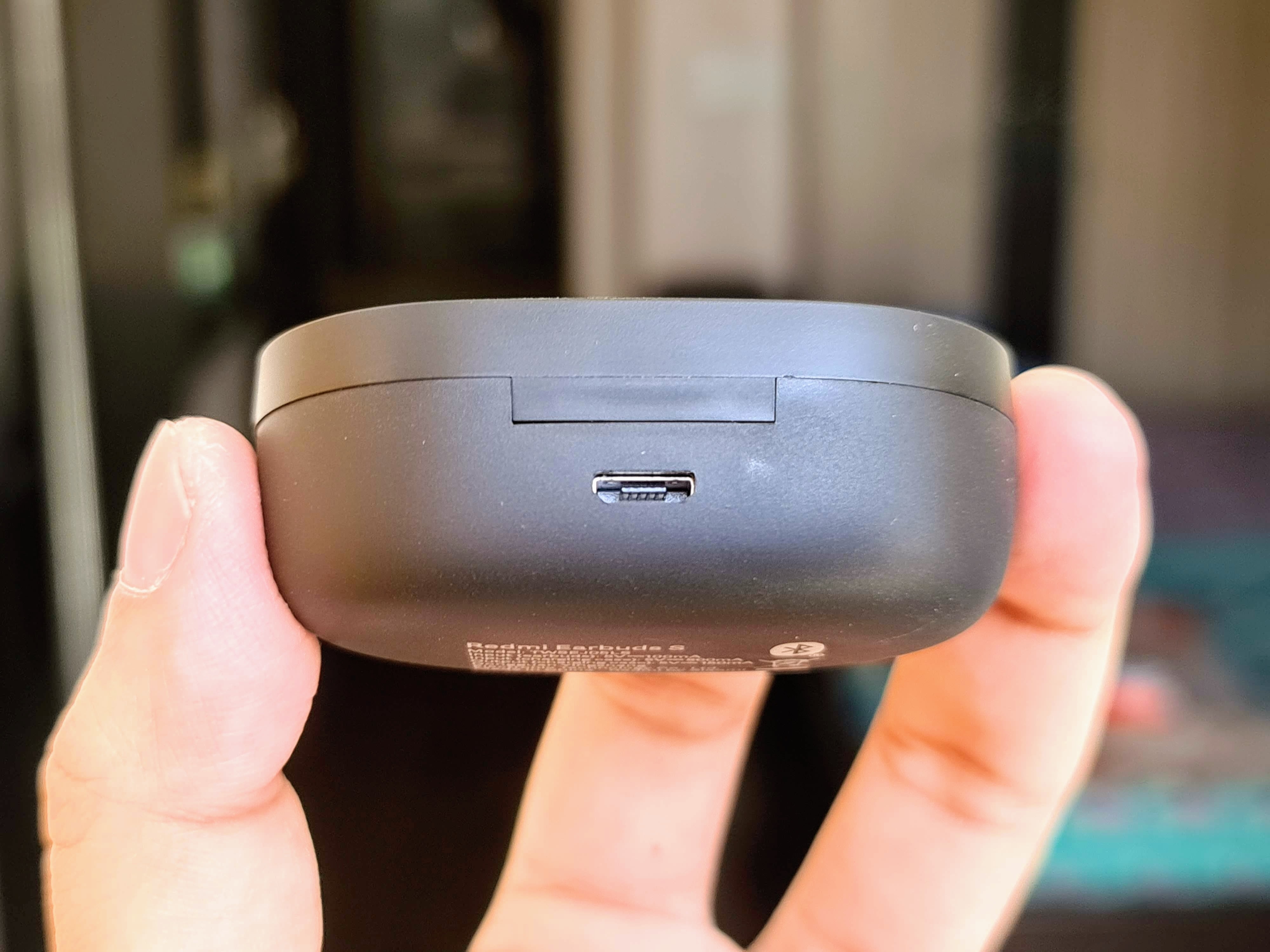These wireless earbuds weigh around 4.1grams and supports micro USB port for charging. These wireless earbuds weigh around 4.1grams and supports micro USB port for charging.