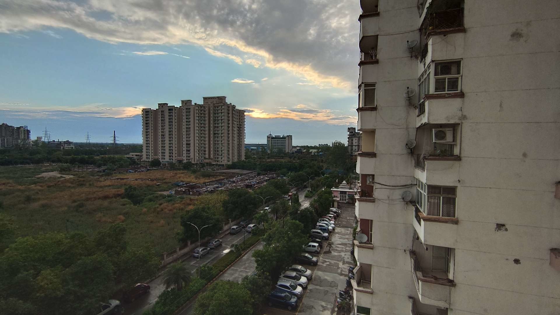 Another surprise is the wide-angle performance. There’s no fisheye like effect to ruin frames that have vertical items. Another surprise is the wide-angle performance. There’s no fisheye like effect to ruin frames that have vertical items.