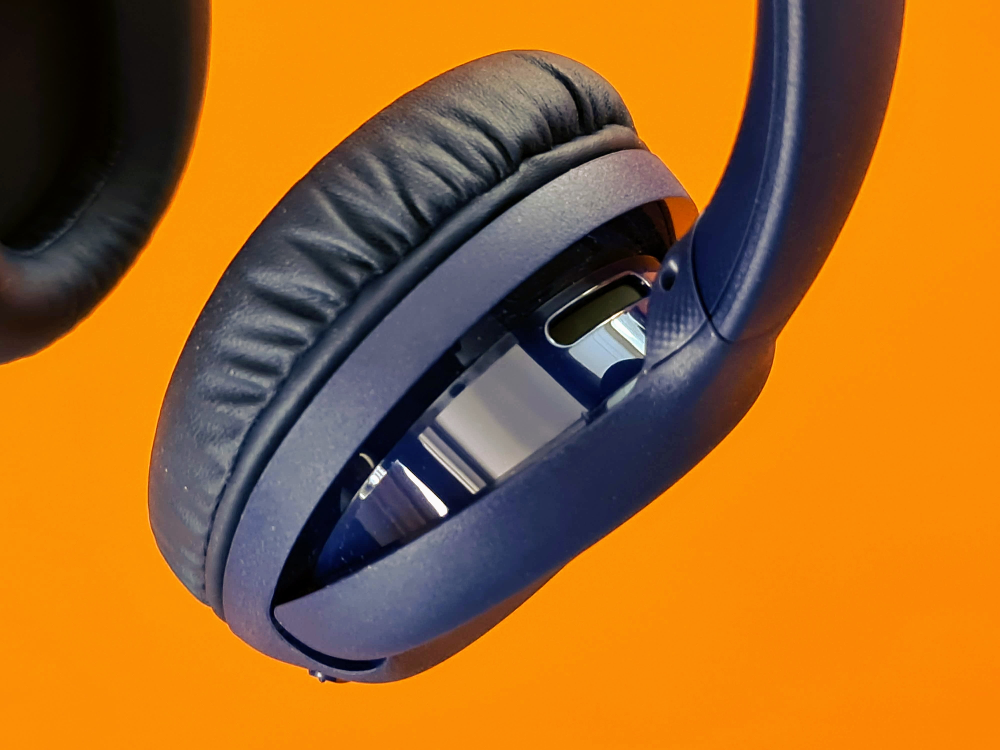 On the right earcup you get a single button to switch between Ambient Sound and Noise Cancelling mod along with play/pause and buttons to skip tracks. On the right earcup you get a single button to switch between Ambient Sound and Noise Cancelling mod along with play/pause and buttons to skip tracks.