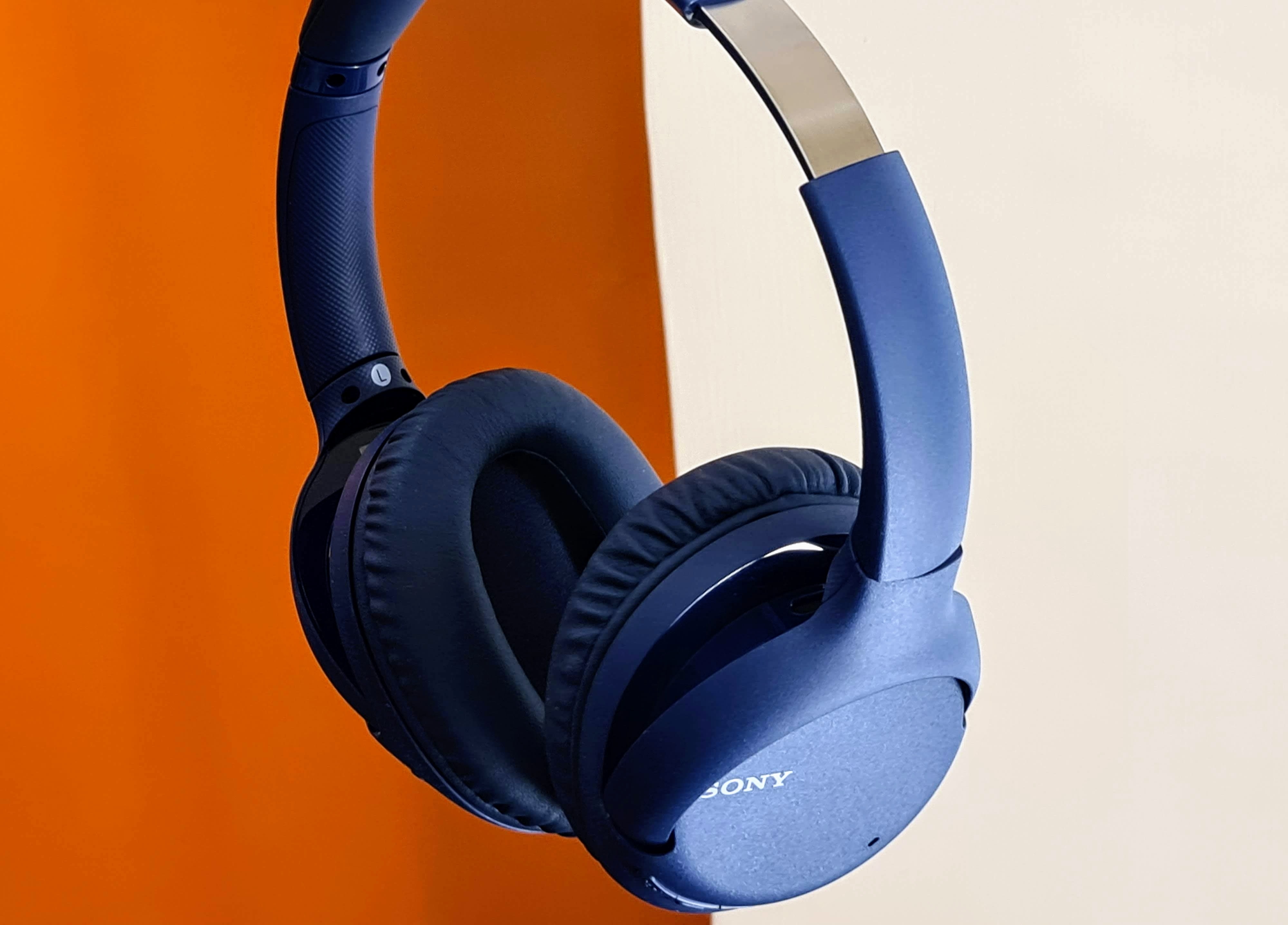 On the left, you get a 3.5mm headphone slot, USB Type-C port, NFC and the power button. The supported frequency is from 7Hz to 20,000Hz. On the left, you get a 3.5mm headphone slot, USB Type-C port, NFC and the power button. The supported frequency is from 7Hz to 20,000Hz.