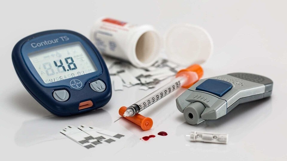 The algorithm developed by the research team used data collected from a continuous glucose monitor and wireless insulin pens to provide guidance on adjustments.