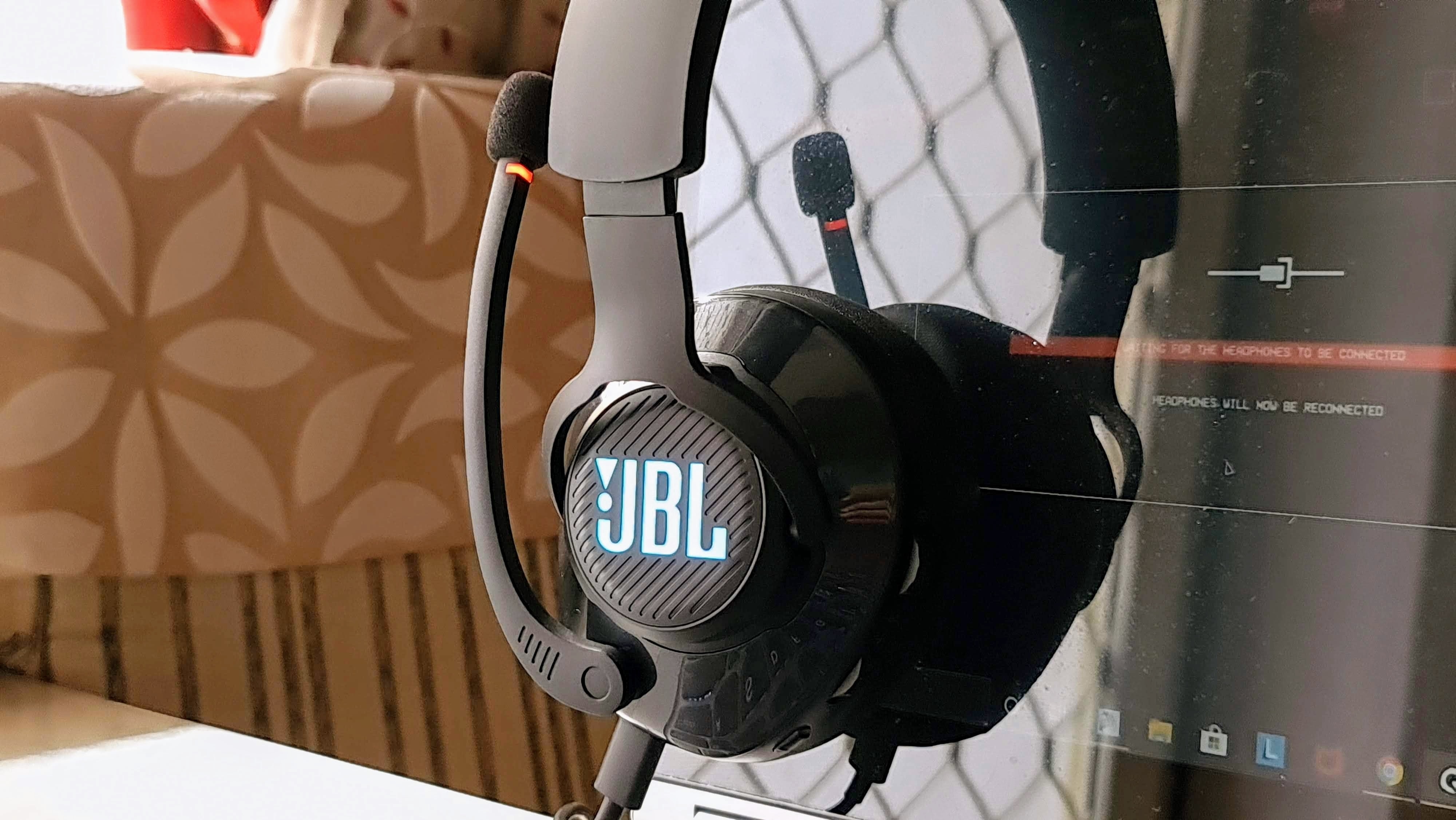 PU leather-wrapped memory foam ear cushions can be found on the JBL Quantum 100, 200, 300 and 400 models. PU leather-wrapped memory foam ear cushions can be found on the JBL Quantum 100, 200, 300 and 400 models.