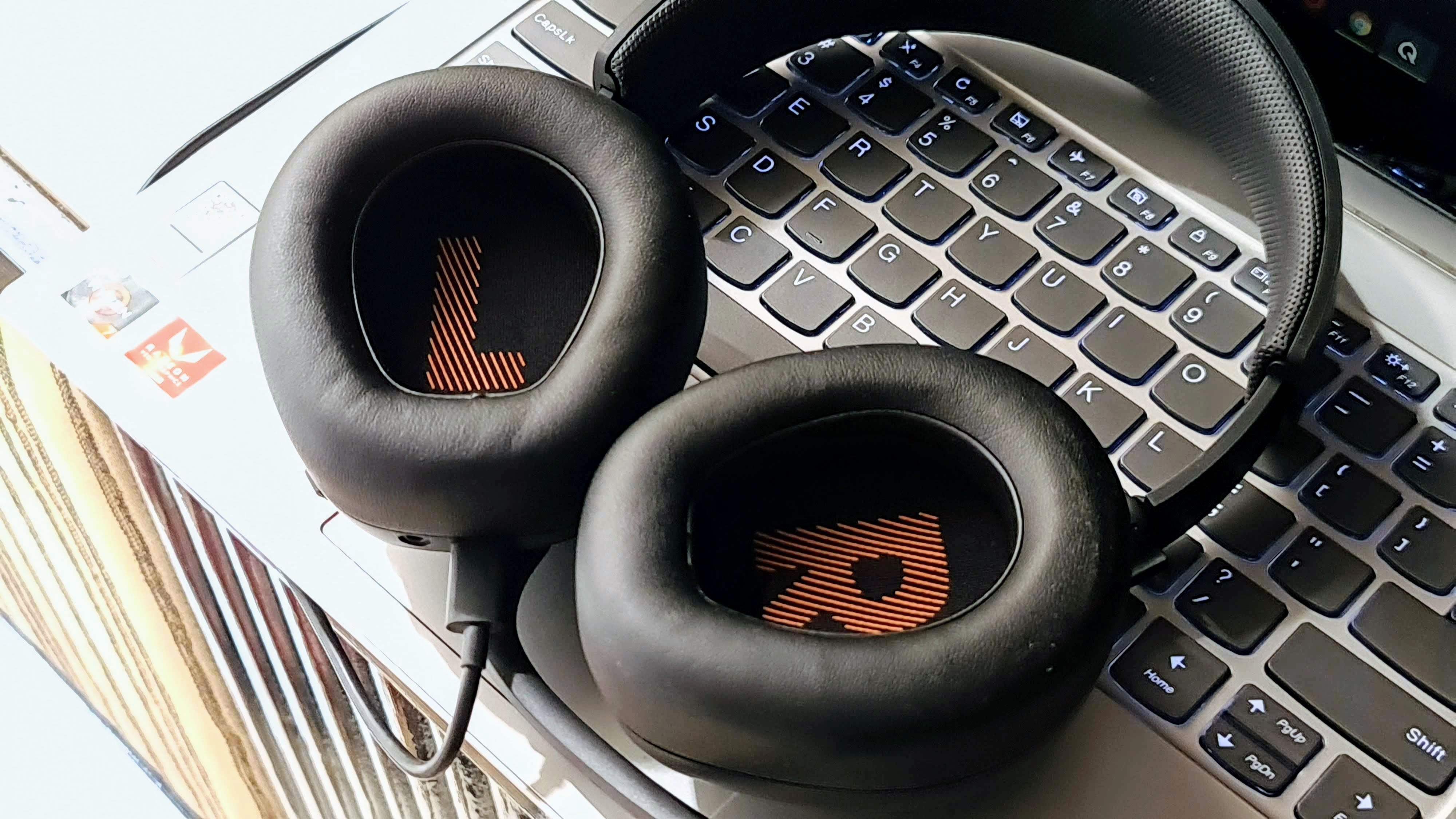 Quantum 400 in particular has game chat support and DTH 2.0 - tuned headphones. Quantum 400 in particular has game chat support and DTH 2.0 - tuned headphones.