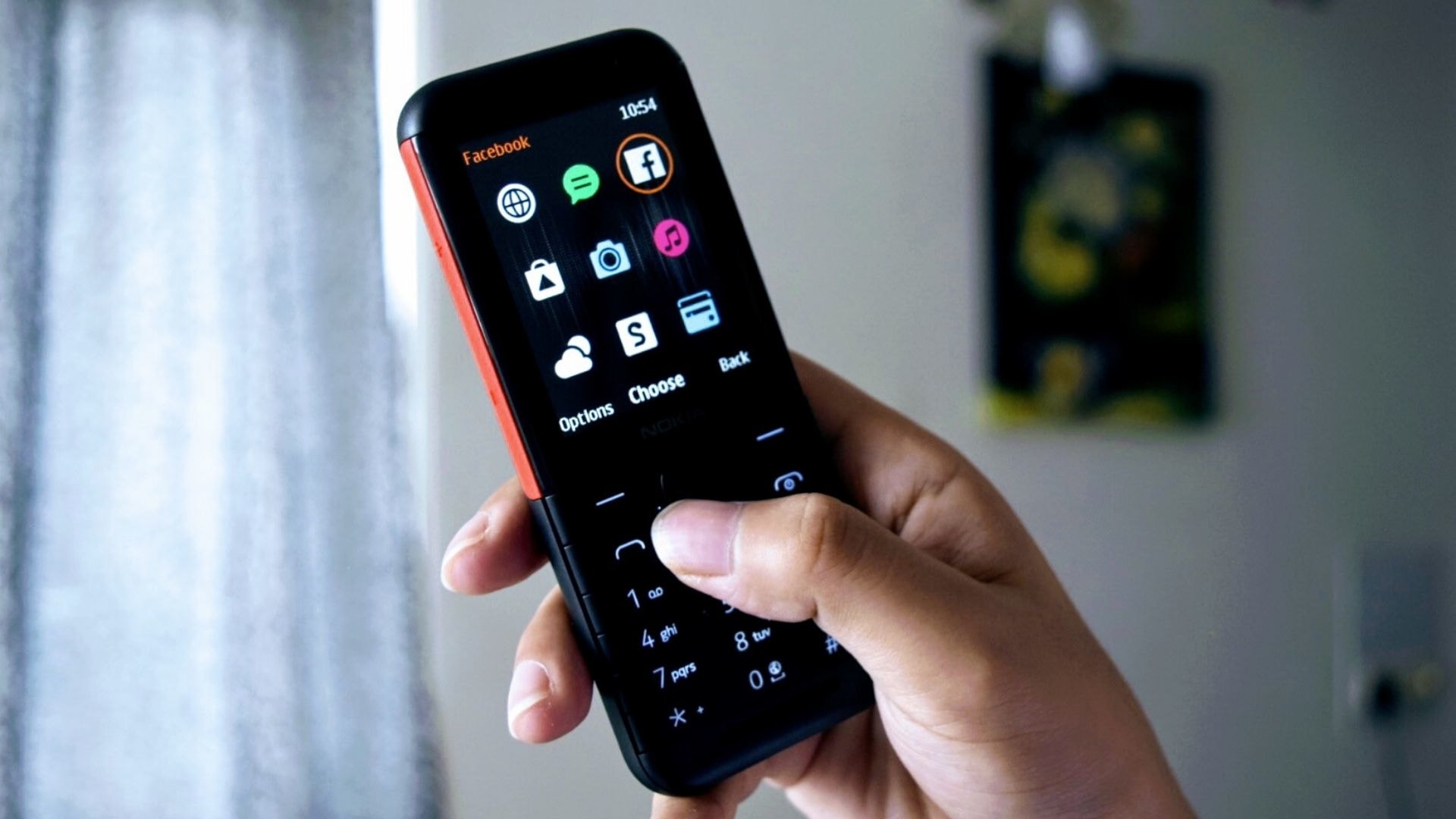 It comes with a built-in MP3 player, wireless FM radio, internet browser and games.