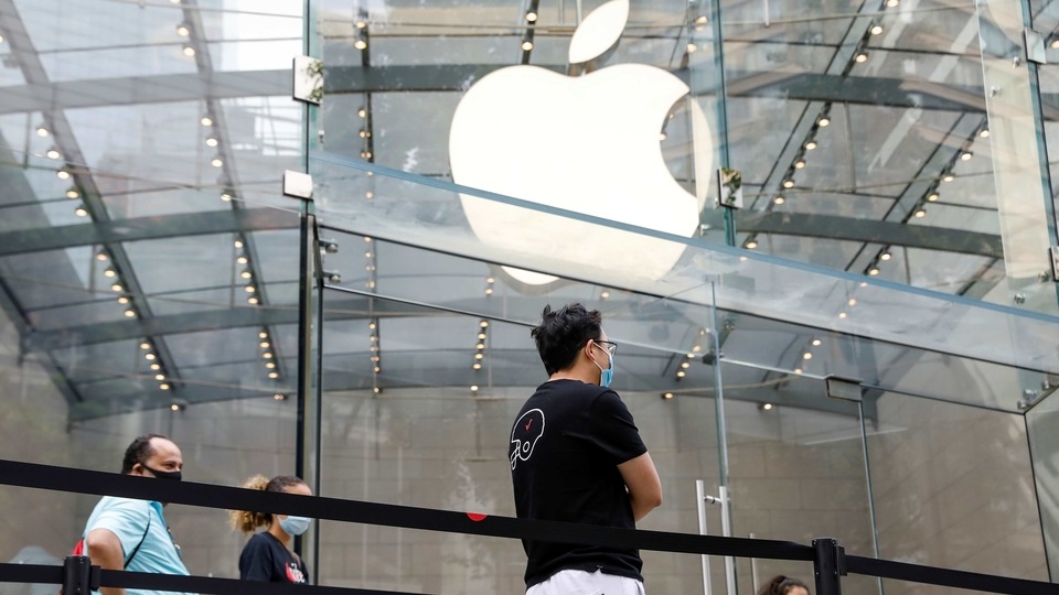 Customers distance before entering an Apple Store during phase one of reopening after the COVID-19 lockdown in New York City, New York, U.S. June 17, 2020.