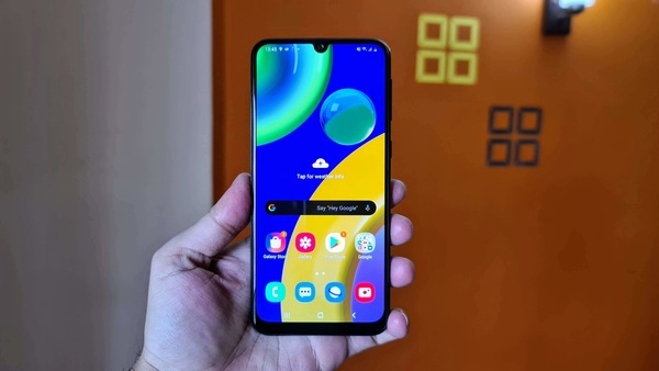 Samsung Galaxy M21 was launched in India at a starting price of  <span class='webrupee'>₹</span>12,999. It comes in two colour models - Blue and Black.