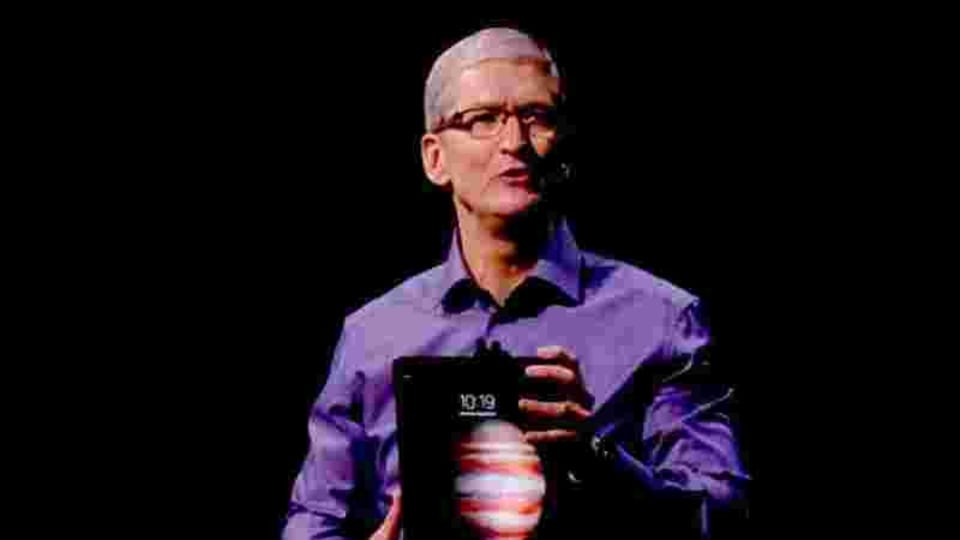 Tim Cook unveils the iPad Pro.